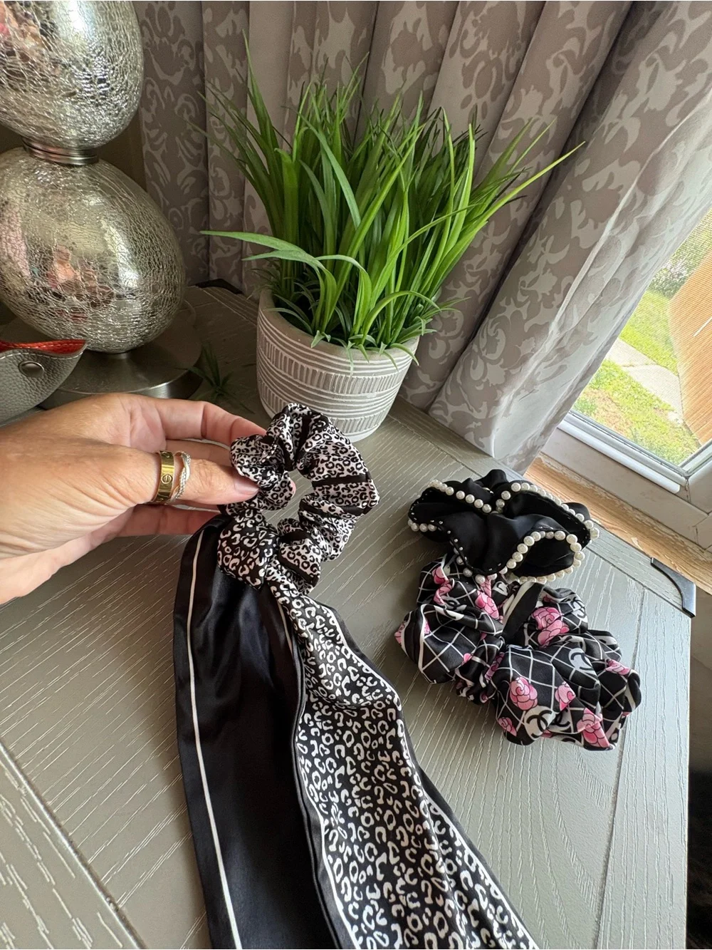 FASHION Set of 3 Black and Pink Floral Pearl-Embellished Scrunchie Set -